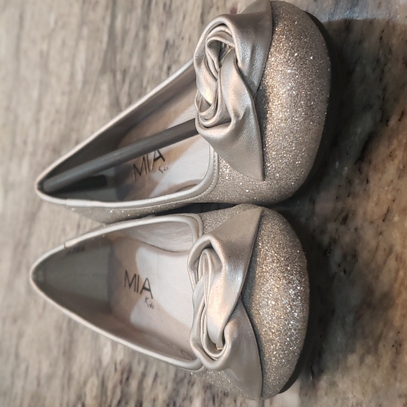 NWOT MIA Kids SILVER SPARKLE SHOE - Picture 3 of 7